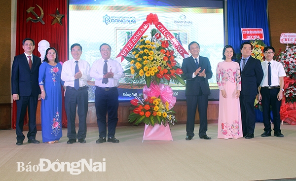 Ban lãnh đạo Sở Y tế tặng hoa chúc mừng Bệnh viện đa khoa Đồng Nai