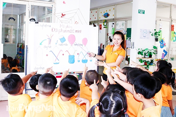 Trẻ lớp lá Trường mầm non Abi An Bình (P.An Bình, TP.Biên Hòa)  trải nghiệm chương trình em là học sinh lớp 1. Ảnh: CÔNG NGHĨA