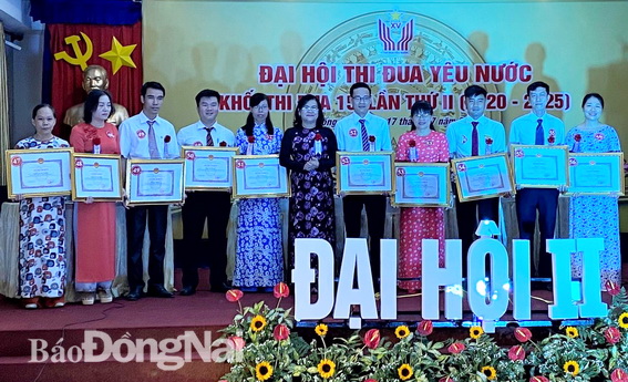 Phó chủ tịch UBND tỉnh Nguyễn Hòa Hiệp trao Bằng khen cho các cá nhân đạt thành tích xuất sắc trong phong trào thi đua yêu nước Khối thi đua 15