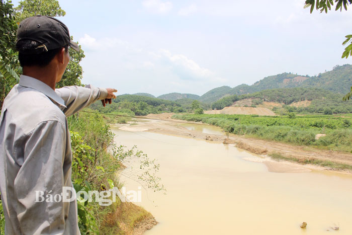Người dân xã Nam Cát Tiên, H.Tân Phú bức xúc vì tình trạng khai thác cát gây sạt lở bờ sông, ảnh hưởng đến đất đai, hoa màu
