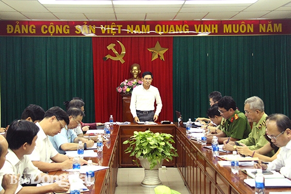 Phó chủ tịch UBND tỉnh Trần Văn Vĩnh phát biểu chỉ đạo tại hội nghị. 