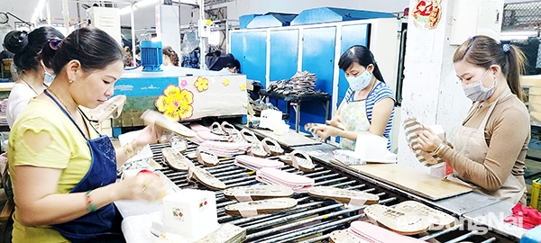 Sản xuất giày dép xuất khẩu tại Công ty CP Giày dép cao su màu. 