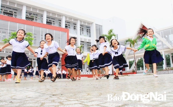 Trường tiểu học Hưng Lộc (X.Hưng Lộc) được xây dựng khang trang hiện đại năm 2016 và được công nhận Trường đạt chuẩn quốc gia
