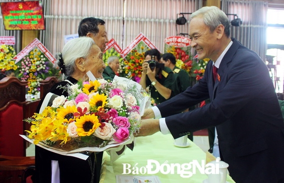 Bí thư Tỉnh ủy, Bí thư Đảng ủy Quân sự tỉnh tặng hoa, quà mẹ Việt Nam anh hùng Đỗ Thị Phòng