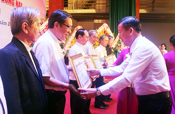 Chủ tịch ủy ban MTTQ tỉnh Đào Văn Phước trao bằng khen cho các tập thể cá nhân xuất sắc
