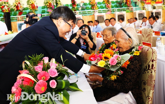 Bí thư Huyện ủy Trần Bá Đạt tặng hoa, quà mẹ Việt Nam anh hùng và lão thành cách mạng dự đại hội