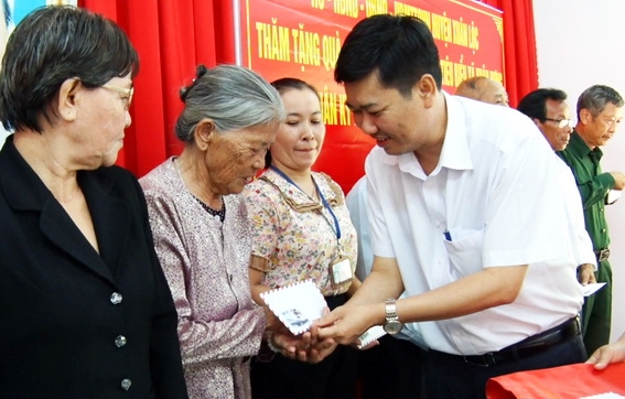Đ.C Viên Hồng Tiến, bí thư huyện ủy Xuân Lộc tặng quà cho gia đình chính sách tiêu biểu tại xã Xuân Hưng