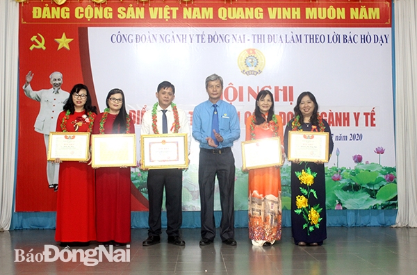 Phó chủ tịch LĐLĐ tỉnh Hồ Thanh Hồng tặng bằng khen cho các cá nhân, tập thể xuất sắc.