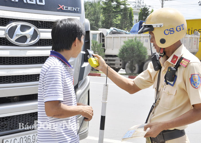 Cảnh sát giao thông kiểm tra nồng độ cồn đối với lái xe trên quốc lộ 51, đoạn thuộc TP.Biên Hòa
