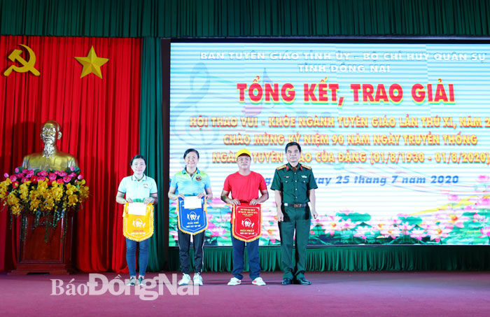 Đại tá Bùi Văn Sỹ, Phó chính ủy Bộ chỉ huy quân sự tỉnh, trao giải cho các đơn vị giành thứ hạng cao môn nhảy dây tập thể