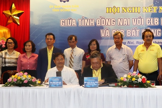 Đại diện CLB Bất động sản Việt Nam ký kết sẽ đầu tư vào tỉnh một số dự án