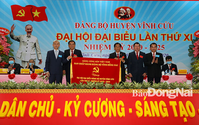 Bí thư Tỉnh ủy Nguyễn Phú Cường (bìa trái) và Trưởng ban Ban Tuyên giáo Tỉnh ủy Thái Bảo tặng bức trướng chúc mừng đại hội