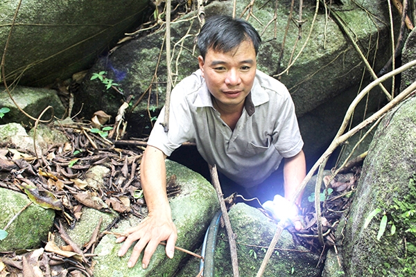 Anh Nguyễn Ngọc Tịnh (ngụ ấp Trung Sơn, xã Xuân Trường, H.Xuân Lộc) chui xuống hang xử lý sự cố cát, đất tràn gây tắc đường ống nước