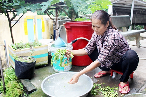 Bà Nguyễn Thị Hạnh (ngụ xã Xuân Trường) đã sử dụng nguồn nước trong hang núi Chứa Chan suốt gần 30 năm