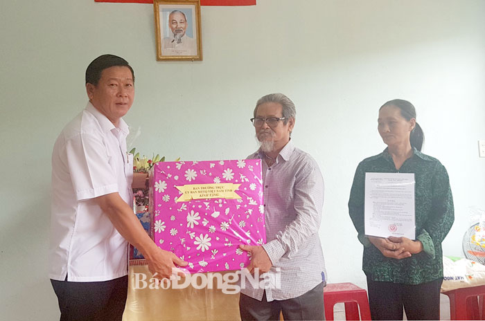 Chủ tịch Ủy ban MTTQ Việt Nam tỉnh Đào Văn Phước tặng nhà và quà cho hộ nghèo tại H.Thống Nhất