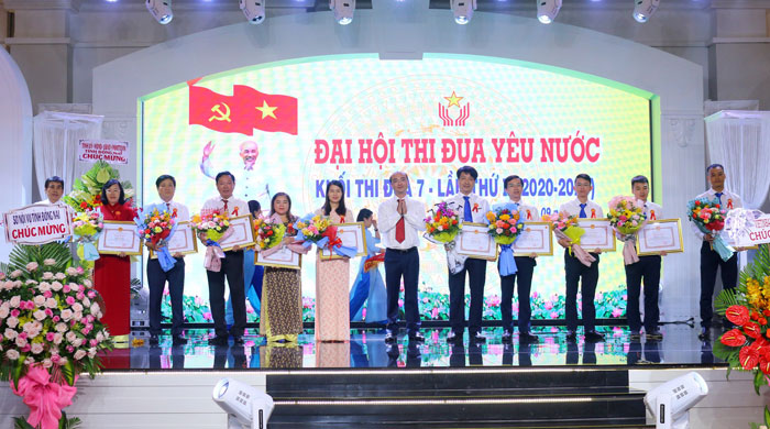 Ông Tạ Thành Long, Giám đốc Ngân hàng Nhà nước Việt Nam chi nhánh Đồng Nai trao tặng bằng khen cho các cá nhân có thành tích xuất sắc trong phong trào thi đua yêu nước giai đoạn 2015-2019 của Khối thi đua 7. (Ảnh: CTV)