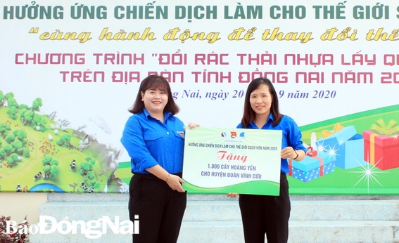 Phó bí thư thường trực Tỉnh đoàn Nguyễn Thanh Hiền trao bảng tượng trưng tặng 1.000 cây Hoàng Yến cho đại diện Huyện đoàn Vĩnh Cửu
