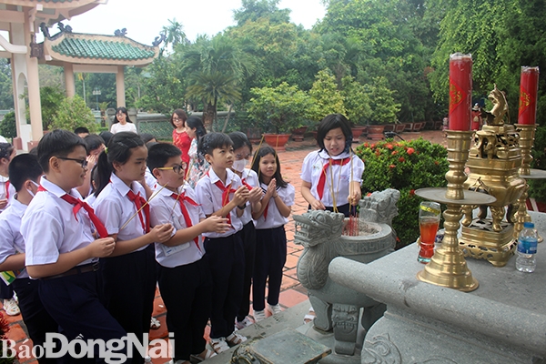 Học sinh Trường tiểu học Nguyễn Du (TP.Biên Hòa) dâng hương tại Văn miếu Trấn Biên