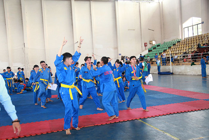 Khoảnh khắc các võ sĩ H.Long Thành vui mừng khi giành vị trí dẫn đầu toàn đoàn