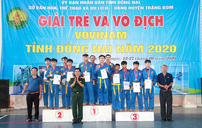 Ban tổ chức trao huy chương cho các VĐV đạt thành tích xuất sắc