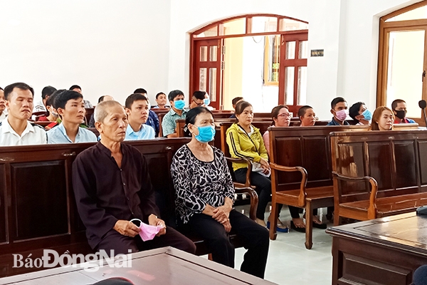 Vợ chồng ông Trần Hữu Sỹ tham gia phiên tòa tuyên án sáng 28-9