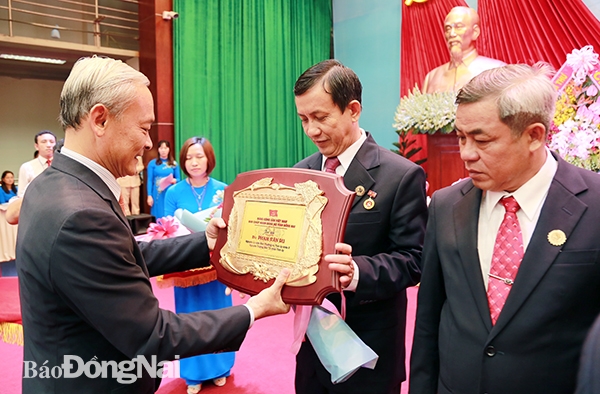 Bí thư Tỉnh ủy Nguyễn Phú Cường tặng hoa cho các đồng chí không tham gia Ban Thường vụ khóa mới. Ảnh: Công Nghĩa