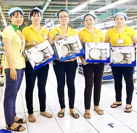 Công nhân Công ty TNHH Hwaseung Vina (H.Nhơn Trạch) phấn khởi khi nhận quà sinh nhật do Công đoàn tặng 