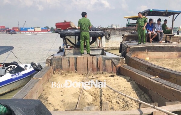 Một vụ khai thác cát trên sông Đồng Nai (đoạn qua TP.Biên Hòa) bị lực lượng công an phát hiện bắt giữ.