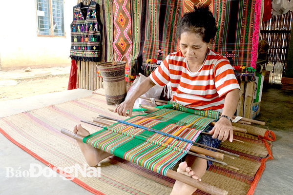 Phụ nữ dân tộc Mạ ở xã Tà Lài (H.Tân Phú) dệt thổ cẩm để bán cho du khách