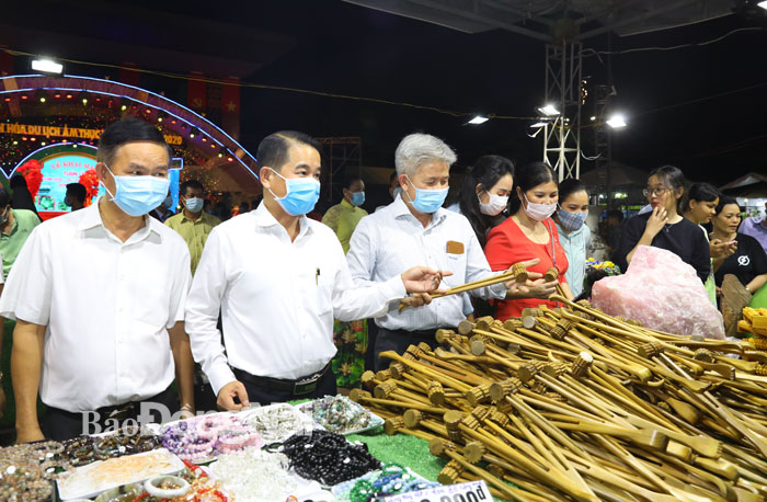 Lãnh đạo tỉnh, đại biểu tham quan một gian hàng 