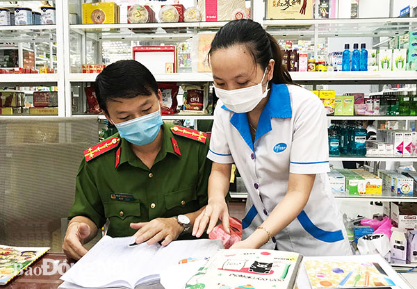Lực lượng công an làm việc với các nhân viên bán thuốc tại các cơ sở của Nhà thuốc Sơn Minh. Ảnh: Công an Đồng Nai