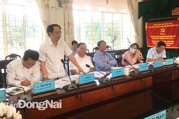 Lãnh đạo Ủy ban kiểm tra Huyện ủy Xuân Lộc, báo cáo về thực trạng đảng viên vi phạm chính sách dân số kế hoạch hóa gia đình.