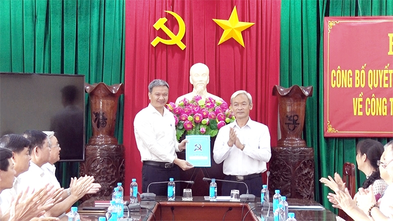 Ủy viên Trung ương Đảng, Bí thư Tỉnh ủy, Chủ tịch HĐND tỉnh Nguyễn Phú Cường trao quyết định cho đồng chí Từ Nam Thành