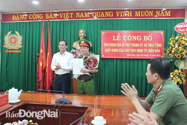 Đồng chí Võ Văn Chánh, Bí thư Thành ủy Biên Hòa khen thưởng cho đơn vị tham gia phá án.