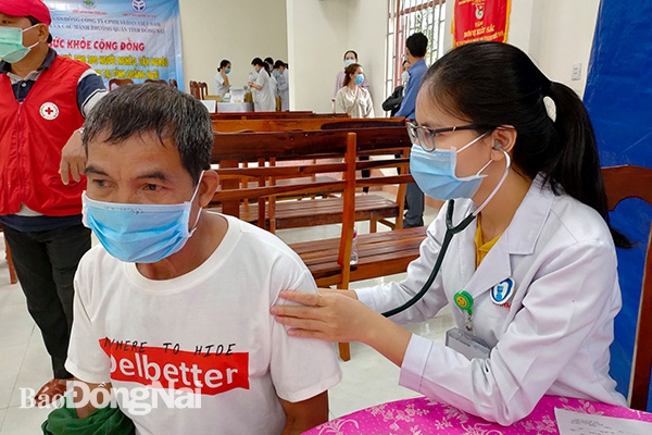 Bác sĩ Bệnh viện Đa khoa Thống Nhất khám bệnh cho người dân xã Ba Cung, H.Ba Tơ, tỉnh Quảng Ngãi.