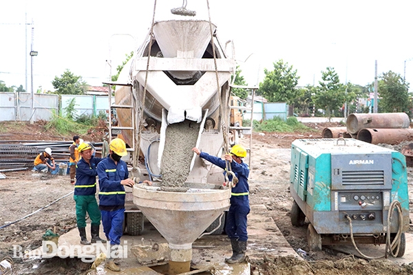 Công nhân thi công dự án Xây dựng đường cao tốc Phan Thiết - Dầu Giây đoạn qua địa bàn H.Xuân Lộc