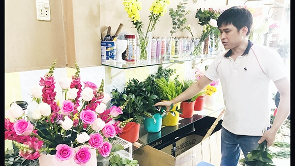 Chàng trai Lê Trung Việt, chủ shop hoa Hoàng Gia trên đường Phạm Văn Thuận (TP.Biên Hòa) cho biết: “Thời nay nhiều phụ liệu hỗ trợ để lẵng hoa đẹp hơn, nhưng cần sự sáng tạo của người cắm”.
