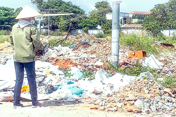Một người dân đổ rác tại một bãi rác tự phát trên đường Số 1 (P.Thống Nhất, TP.Biên Hòa). Ảnh: Đ.Hồ