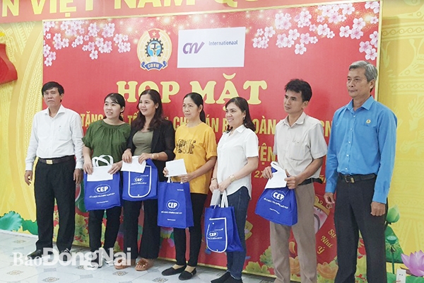 Phó chủ tịch Liên đoàn Lao động tỉnh Hồ Thanh Hồng tặng quà tết cho công nhân