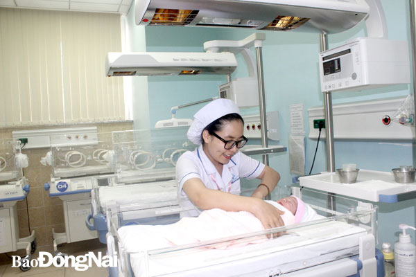 Điều dưỡng Bệnh viện Đa khoa Đồng Nai chăm sóc trẻ sơ sinh. Ảnh: Hạnh Dung