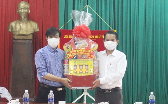 Phó chủ tịch UBND tỉnh Thái Bảo tặng quà Tết cho Hội Văn học - nghệ thuật Đồng Nai