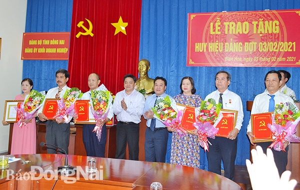 Ban thường vụ Đảng ủy Khối doanh nghiệp tỉnh, tặng Huy hiệu cho các đảng viên dịp 3-2.