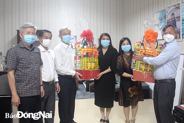 Các đồng chí lãnh đạo tỉnh trao quà Tết cho Nhà hát Nghệ thuật Đồng Nai, Trung tâm Văn hóa - điện ảnh tỉnh