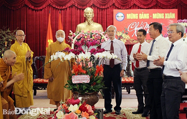Đoàn Ban Trị sự GHPG tỉnh tặng hoa chúc mừng Tỉnh ủy, HĐND, UBND, Ủy ban MTTQ Việt Nam tỉnh