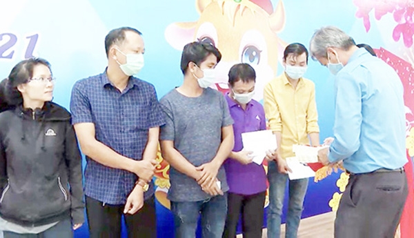 Phó chủ tịch Liên đoàn Lao động tỉnh Hồ Thanh Hồng tặng quà Tết cho công nhân có hoàn cảnh khó khăn ở Khu công nghiệp Biên Hòa 2