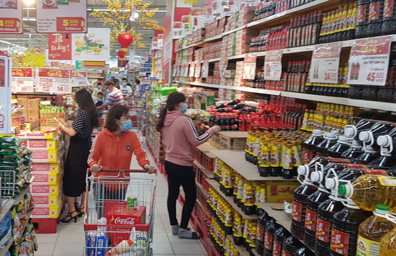 Người dân chọn mua các sản phẩm Tết tại một siêu thị ở TP.Biên Hòa