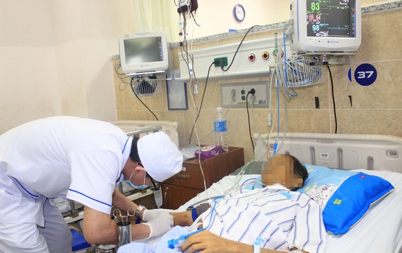 Nhân viên y tế cấp cứu, điều trị cho bệnh nhân tại khoa Cấp cứu Bệnh viện Đa khoa Đồng Nai.