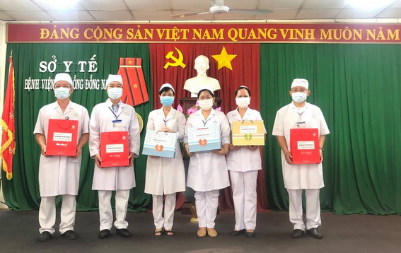 Lãnh đạo bệnh viện tặng quà tri ân các Thầy thuốc Ưu tú đang làm việc tại bệnh viện (ảnh: Thanh Thuận)