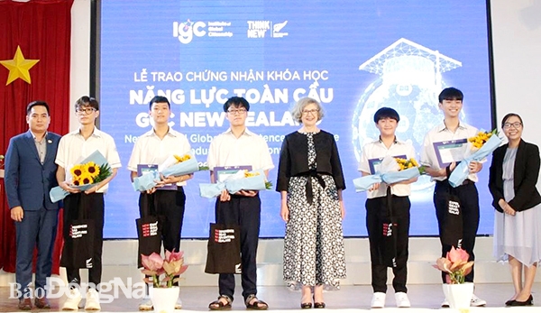 Students of Le Quy Don-Quyet Thang school in Dong Nai receive the Global Competence Certificate from ENZ and the New Zealand Consulate General in HCMC.