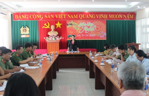Bà Lưu Thị Hà, Trưởng đoàn giám sát phát biểu tại buổi làm việc